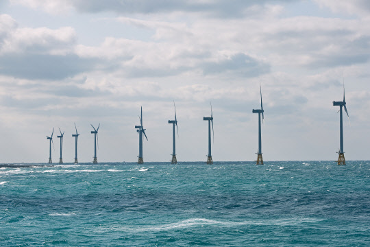 한국남동발전이 17일 제주시 한경면 해안에 준공한 30㎿ 규모의 국내 최초 상업용 해상풍력단지 모습. <한국남동발전 제공>